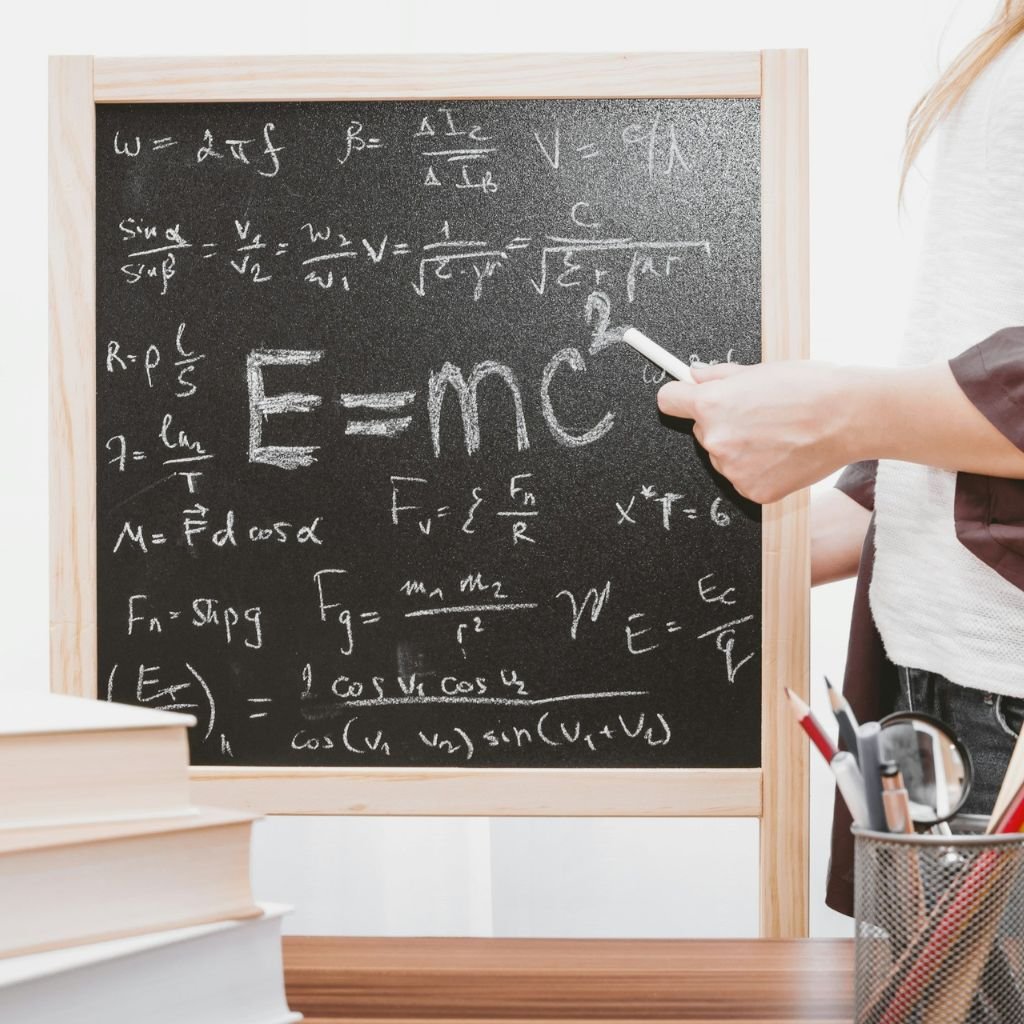 e mc2 escrito en la pizarra