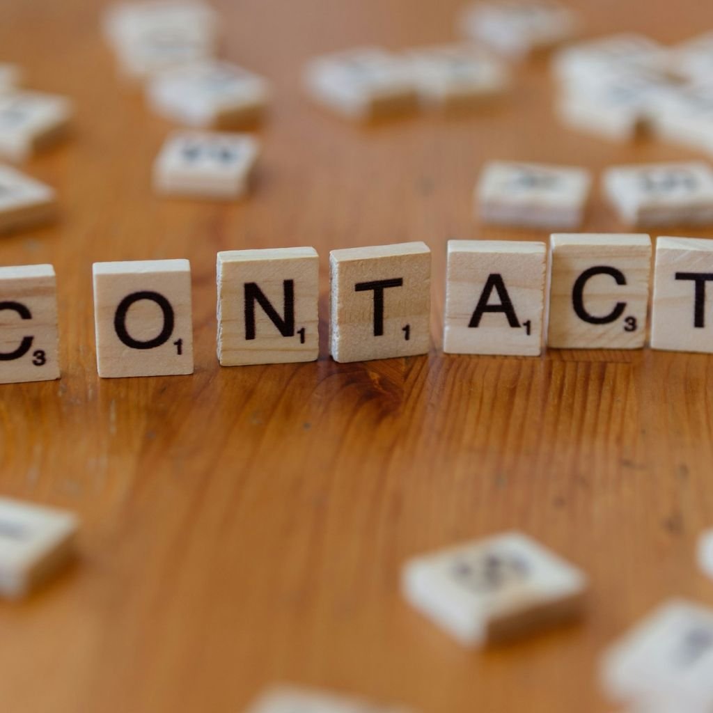 fichas de scrabble que deletrean contacto