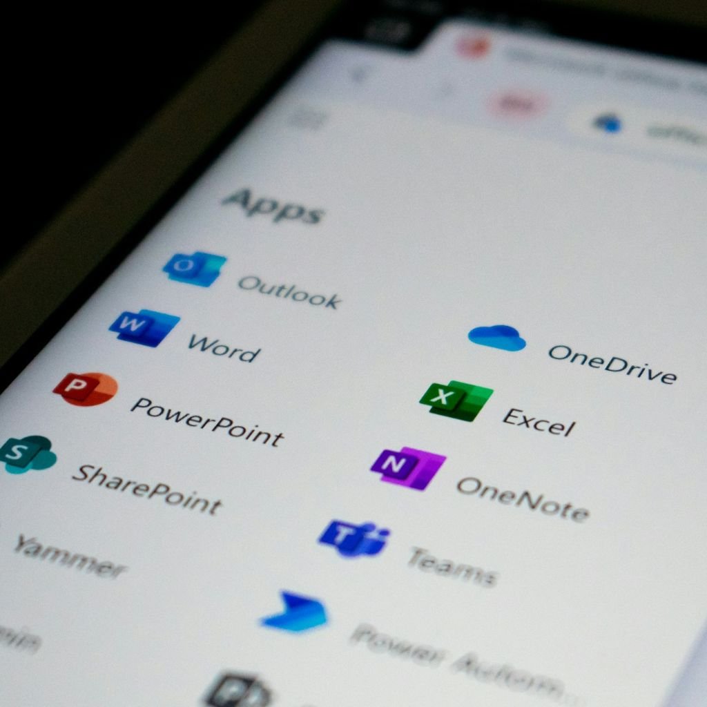 pantalla de un celular con diferentes iconos de aplicaciones