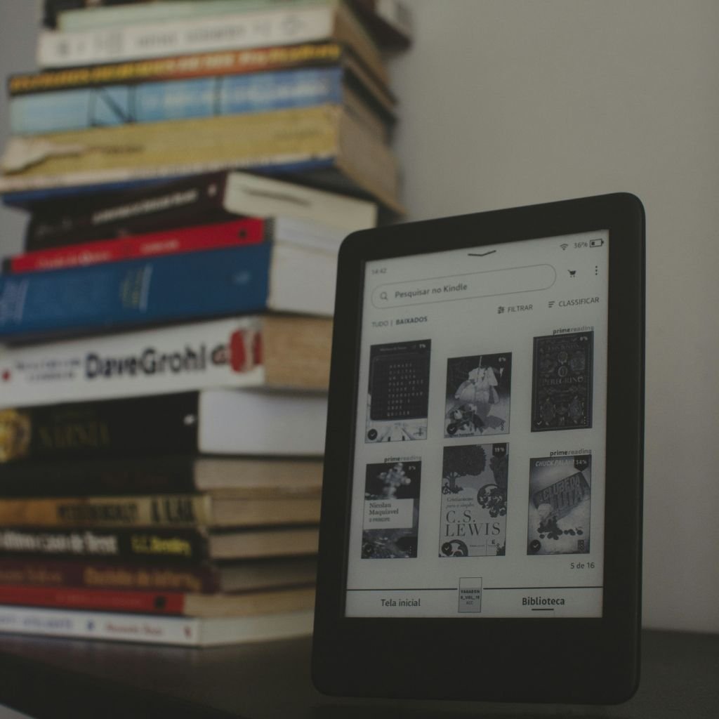 una tablet junto a una pila de libros